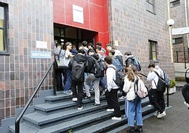Estudiantes accediendo a un instituto de Avilés para hacer el examen de acceso a la Universidad.