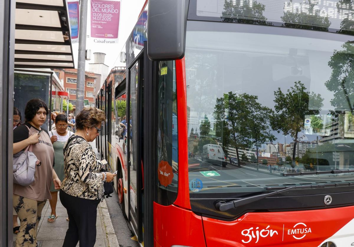Usuarios acceden a un autobús de EMTUSA, ayer, en Palacio Valdés, en el último día de precios bonificados para la empresa municipal.