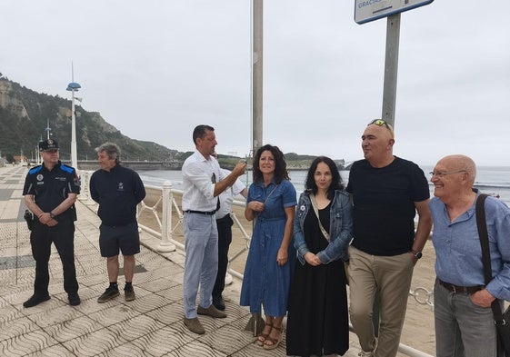 El alcalde, Eloy Alonso, izando la bandera azul en Salinas.