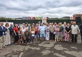 El presidente del Principado, la delegada del Gobierno, el alcalde y miembros de la Corporación con vecinos de Trasona.