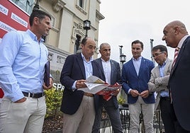 Jesús Vega-Arango, Carlos Prieto, Joaquín Alonso, Jorge González Palacios, Ángel González y Manuel Rosety hojean la revista especial del aniversario del Sporting.