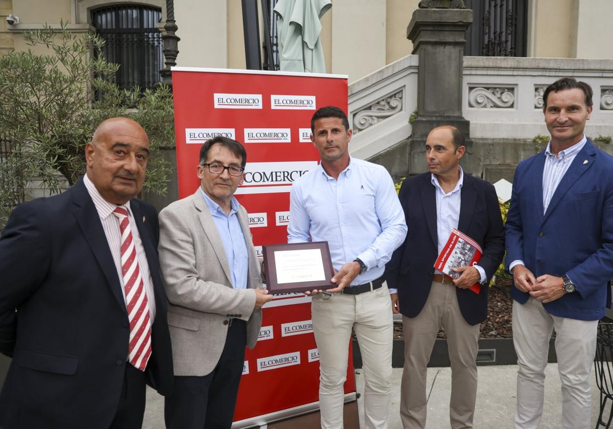 Manuel Rosety, Ángel González, Jesús Vega-Arango, que sostiene junto al director de EL COMERCIO la placa en homenaje a su padre, Carlos Prieto y Jorge González-Palacios.