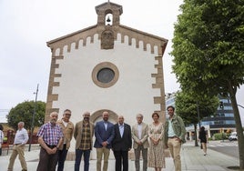 La alcaldesa y los concejales Jesús Martínez Salvador y Gilberto Villoria con representantes del Club Rotario de Gijón y la Asociación de Vecinos de El Natahoyo durante la inauguración del entorno de la capilla de San Esteban.