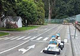 Dos pequeños, en karting en el parque Infantil de Tráfico.