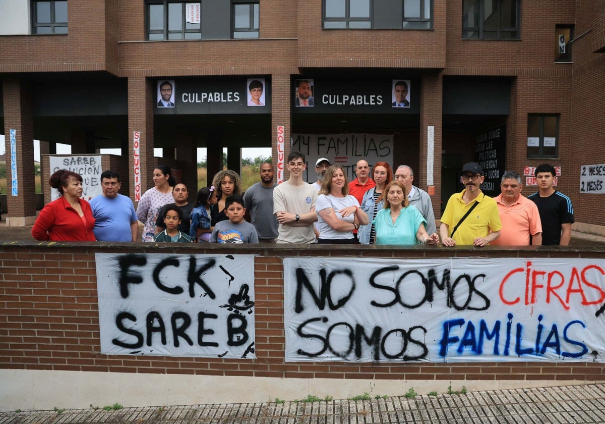 Los vecinos del bloque de la calle Río Piloña, en Contrueces, este martes con pancartas de protesta.