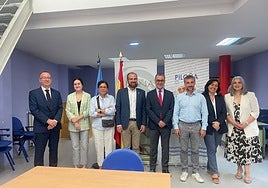 El decano del Colegio de Abogados de Oviedo, entre los regidores de Piloña y Cabranes, antes de la reunión celebrada en Infiesto.