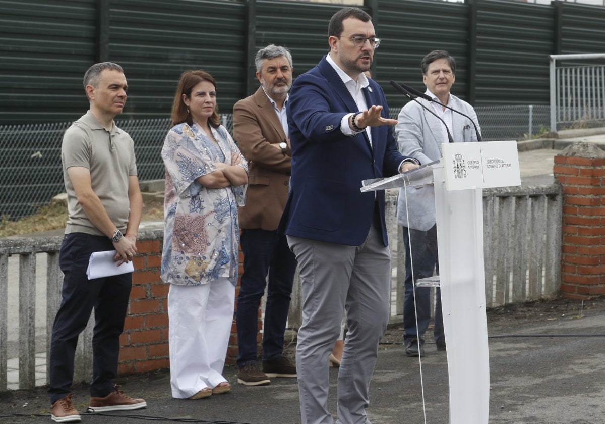 El presidente del Principado, Adrián Barbón, interviene en el acto celebrado en Corvera, con Iván Fernández y Adriana Lastra detrás.