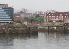 Aspecto que presenta la antigua dársena de Naval Gijón, que forma parte de la franja litoral que el Puerto cederá gratuitamente al Ayuntamiento.