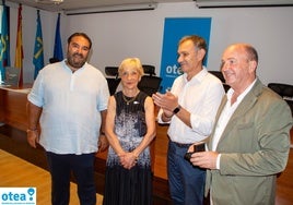 Jesús Paradelo, Tonia García, Jorge Suárez y Javier Martínez, durante la entrega del Bonito de Oro en Luanco.