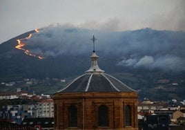 Incendio en el Monte Naranco, en marzo de 2023, visto desde Oviedo.