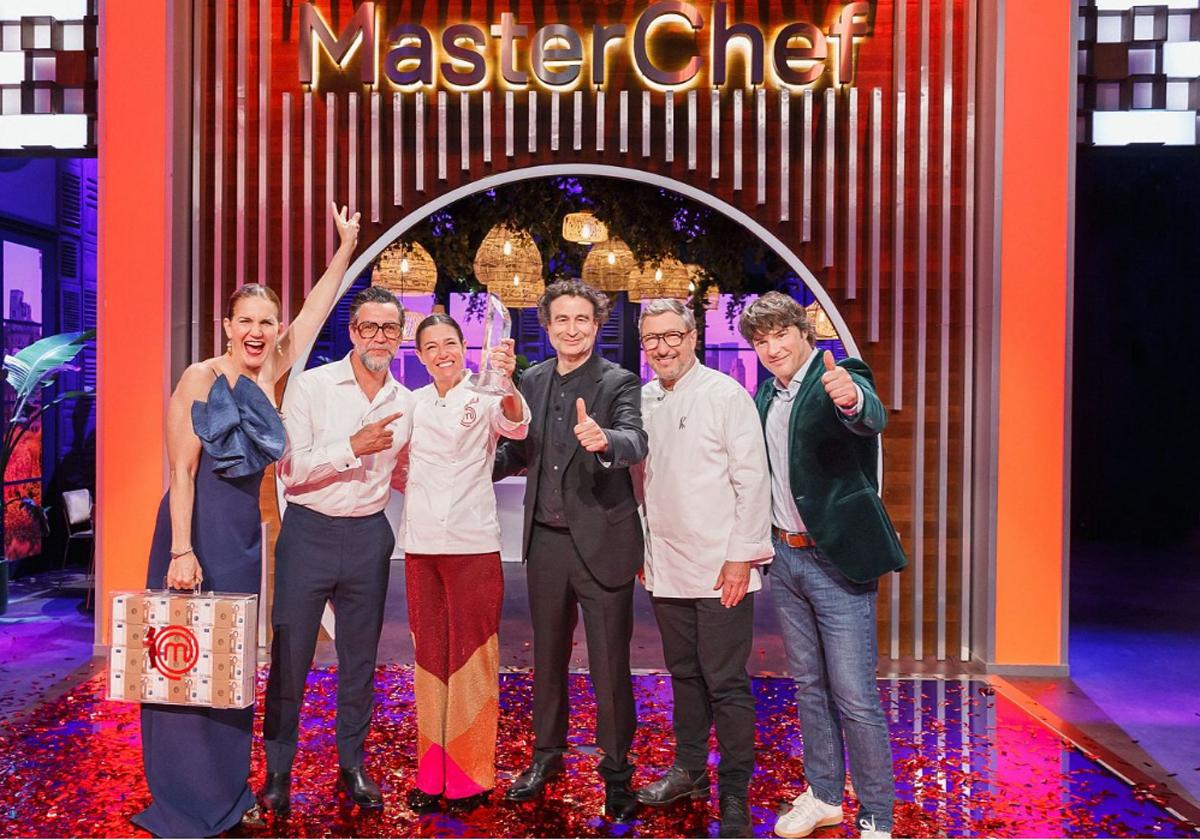 Gabriela, ganadora de 'Masterchef 12+1', con su premio y el jurado.