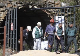 Agentes de la Guardia Civil tras examinar el interior de la mina de Cerredo.