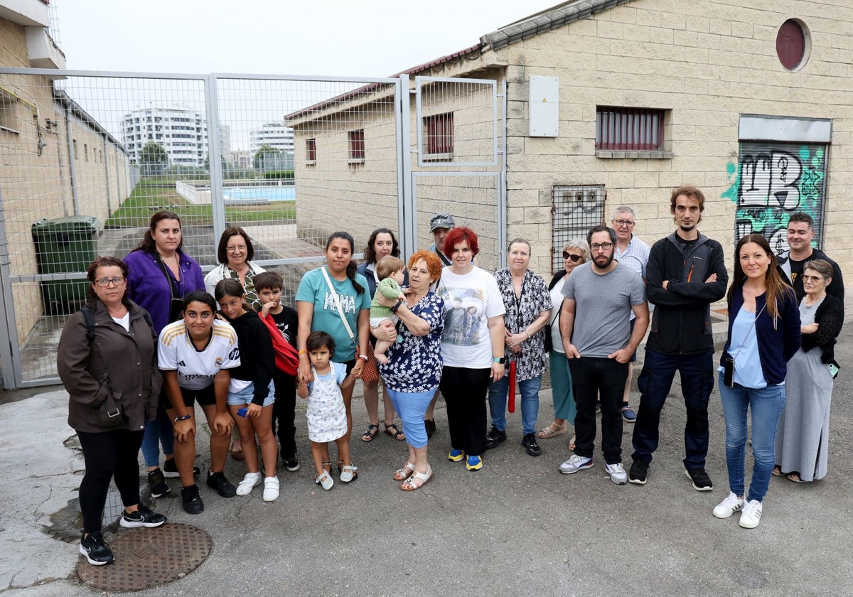 Los vecinos de La Monxina, delante de la piscina del barrio.