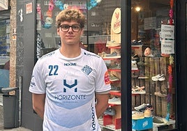 Nico Kreikemeyer posa con la camiseta de la Atlética.