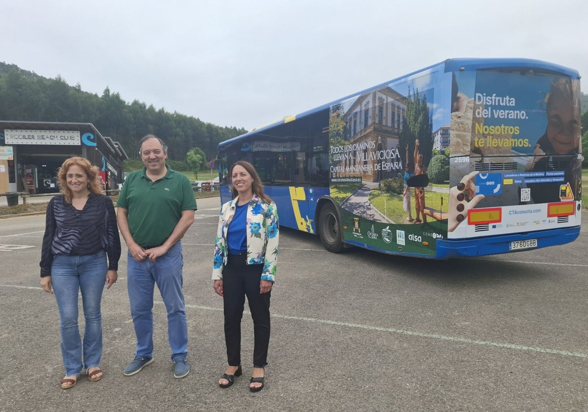 El alcalde de Villaviciosa, Alejandro Vega, junto a la vicealcaldesa, Lorena Villar, y la directora general de Transportes, Arantza Fernández, en Rodiles.