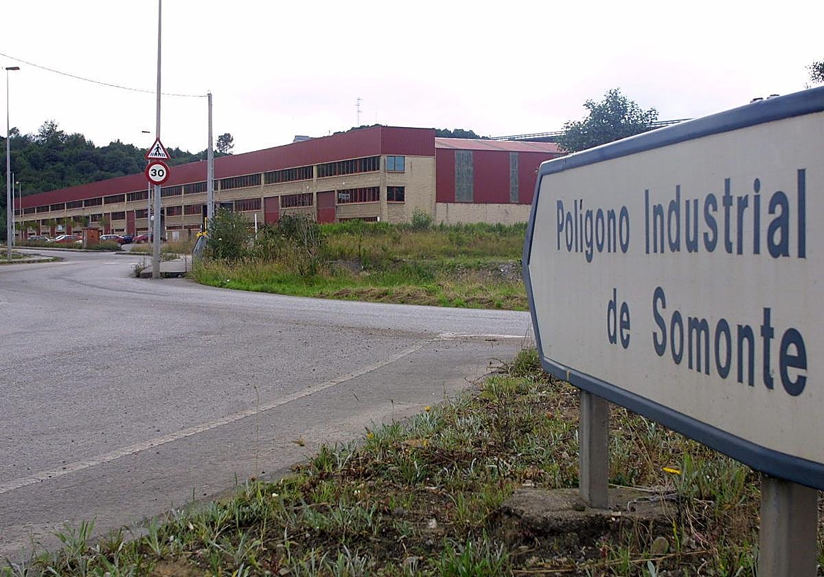 Acceso al polígono industrial de Somonte.