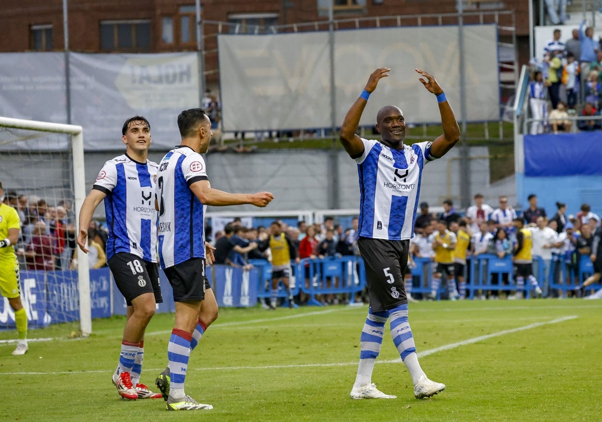 Gete, Viti y Babin celebran uno de los goles del ascenso del Real Avilés.