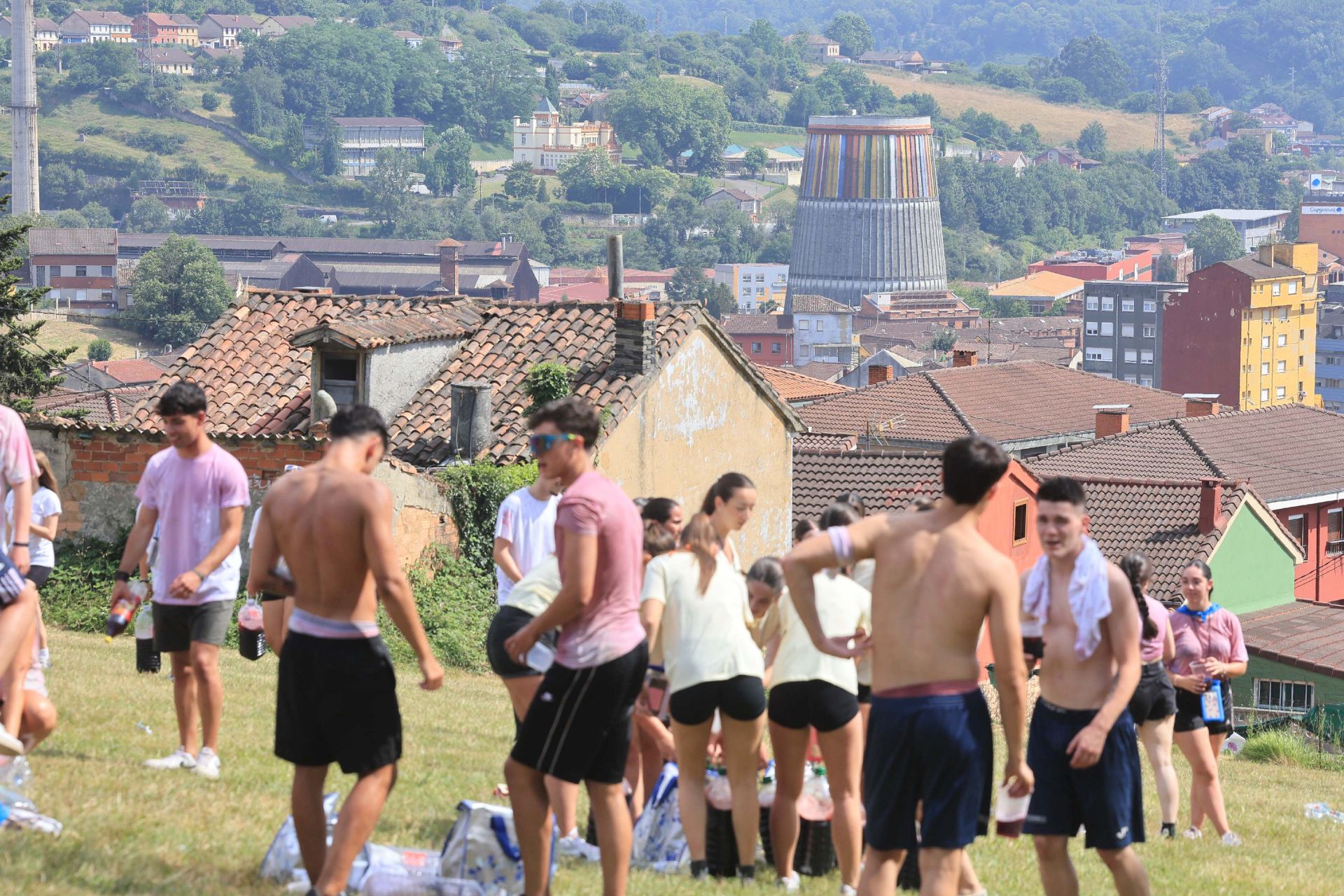 Jira y fiesta de la espuma para despedir a San Pedro en La Felguera