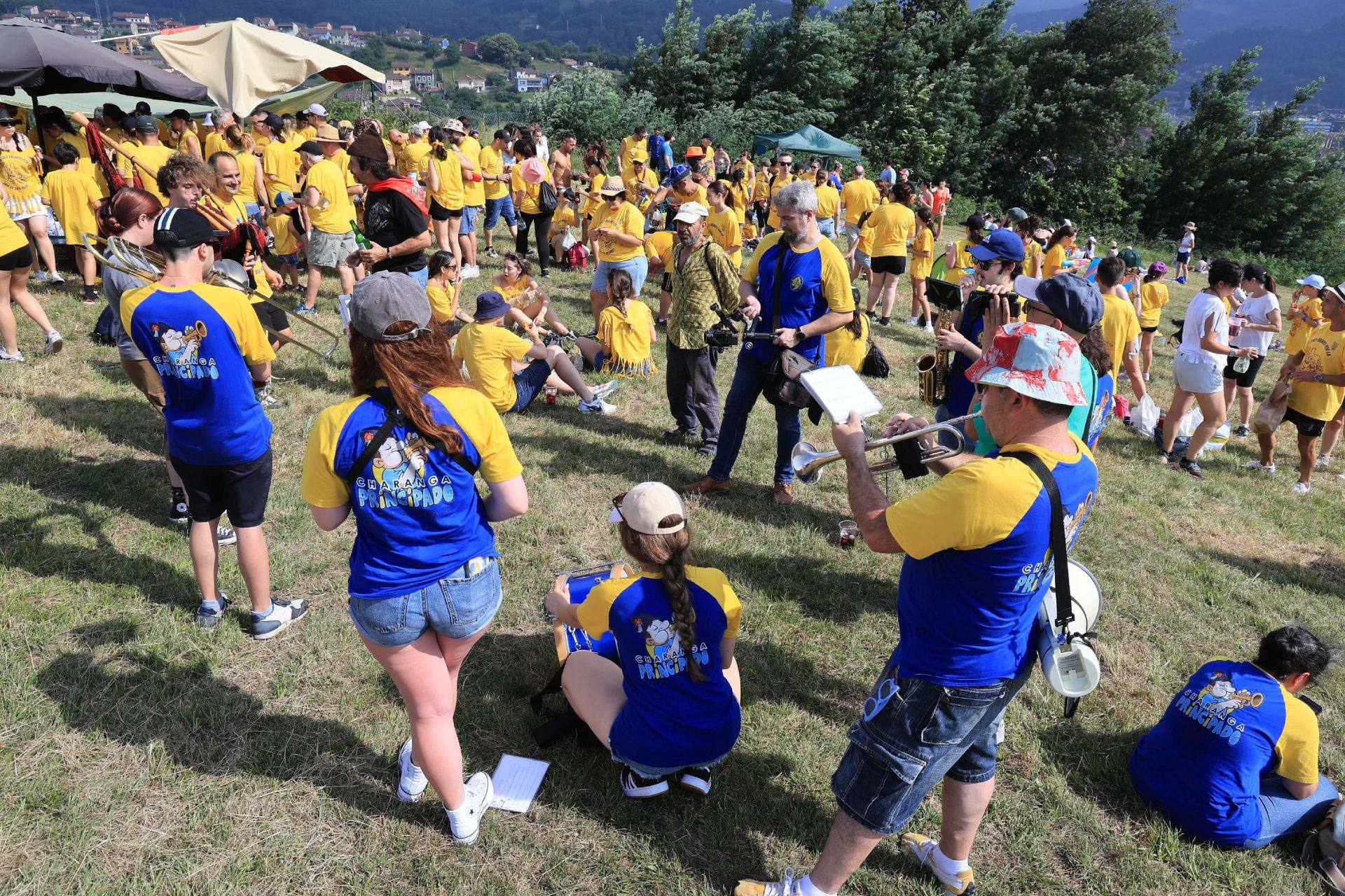 Jira y fiesta de la espuma para despedir a San Pedro en La Felguera