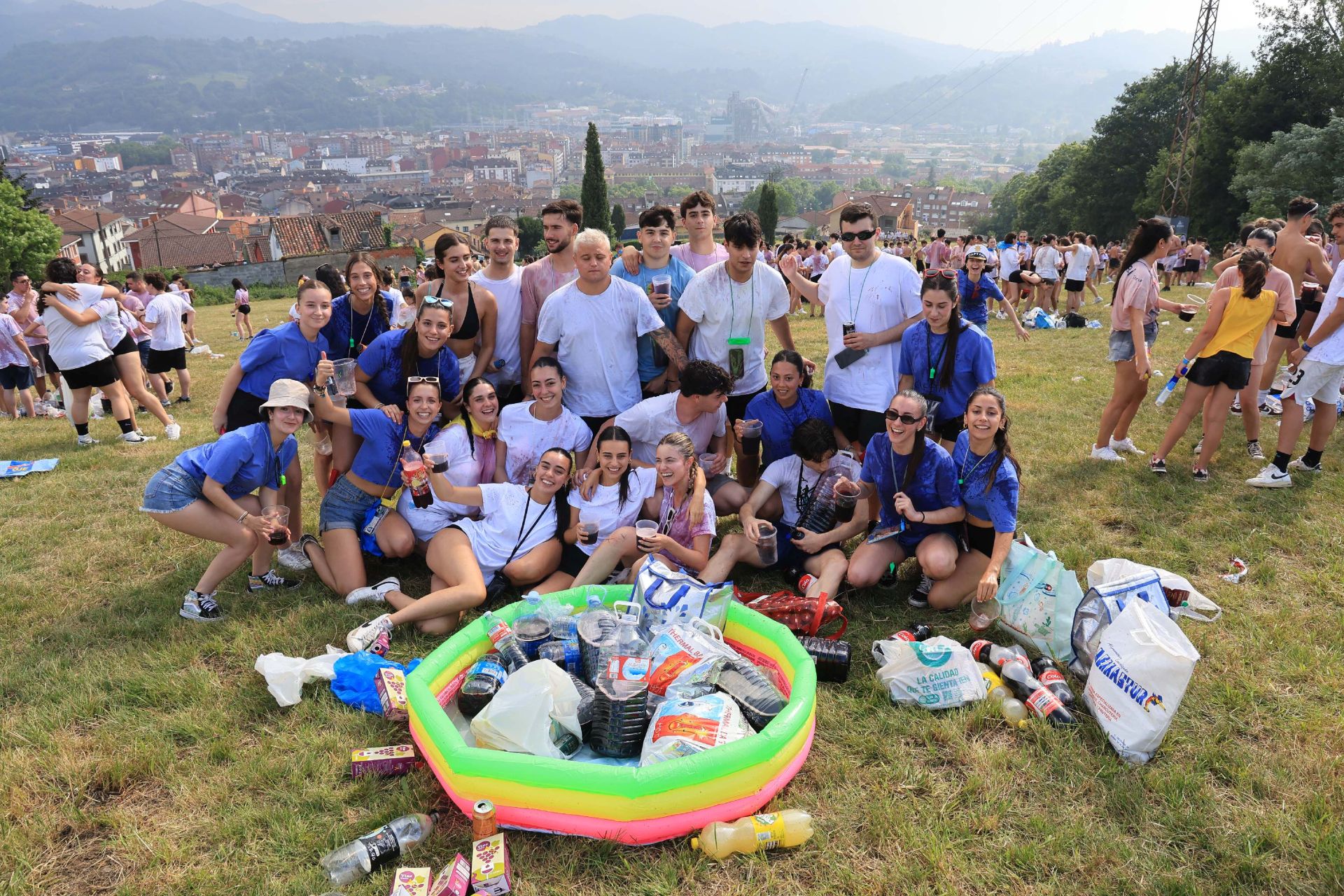 Jira y fiesta de la espuma para despedir a San Pedro en La Felguera