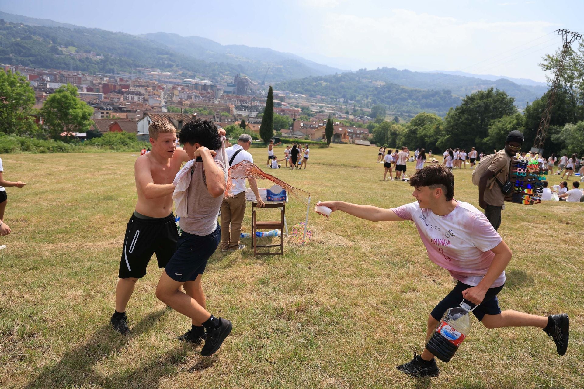 Jira y fiesta de la espuma para despedir a San Pedro en La Felguera