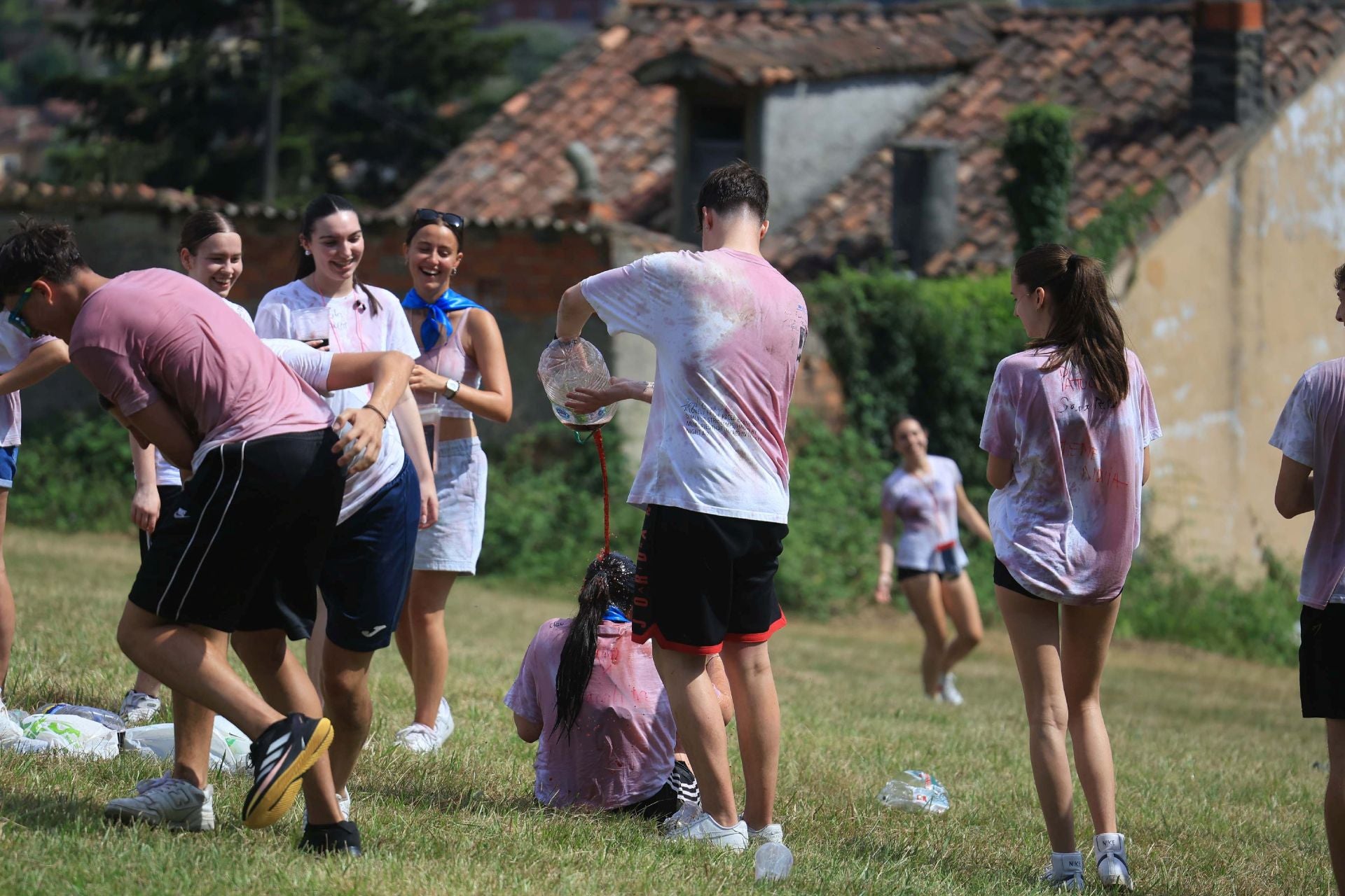 Jira y fiesta de la espuma para despedir a San Pedro en La Felguera