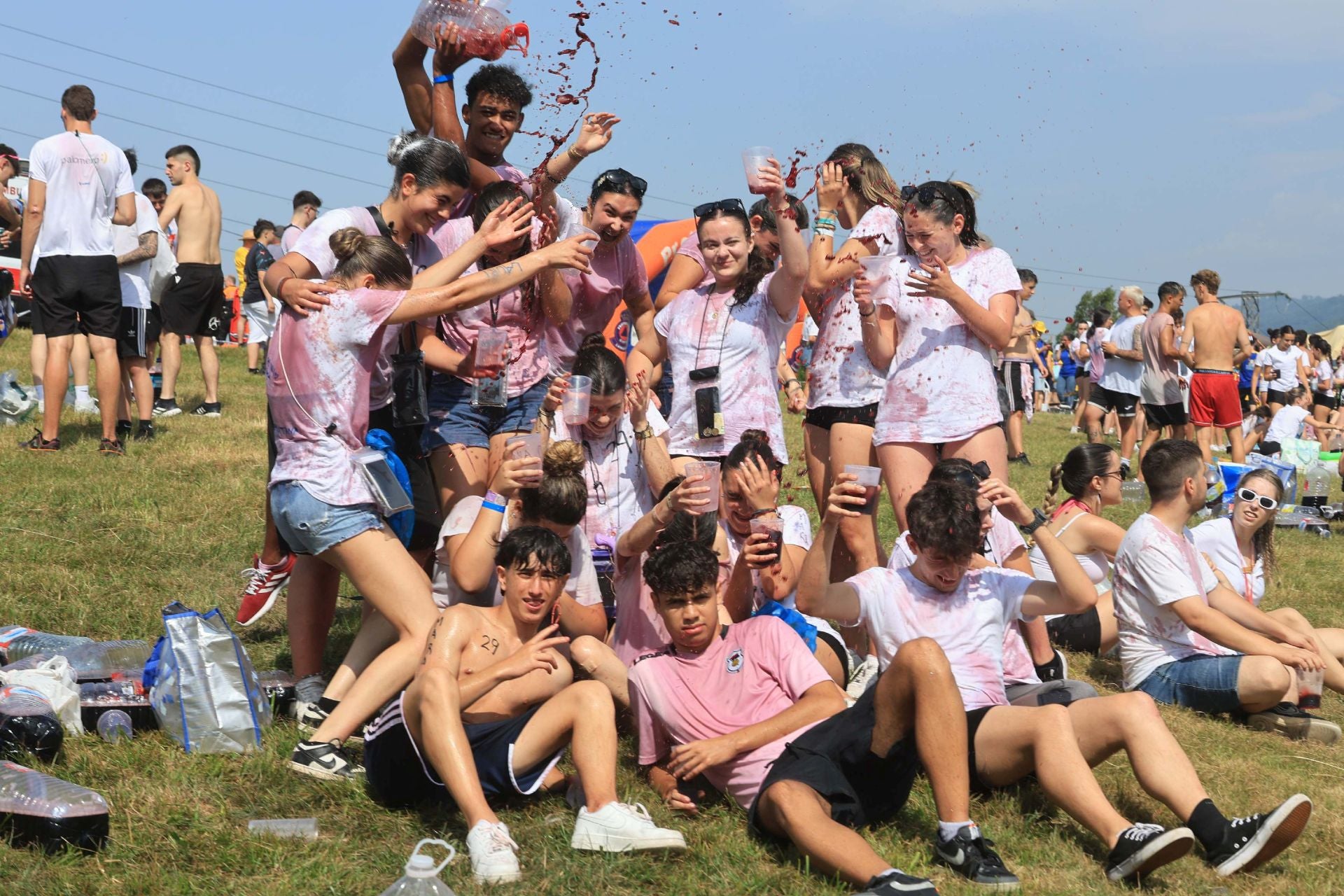 Jira y fiesta de la espuma para despedir a San Pedro en La Felguera