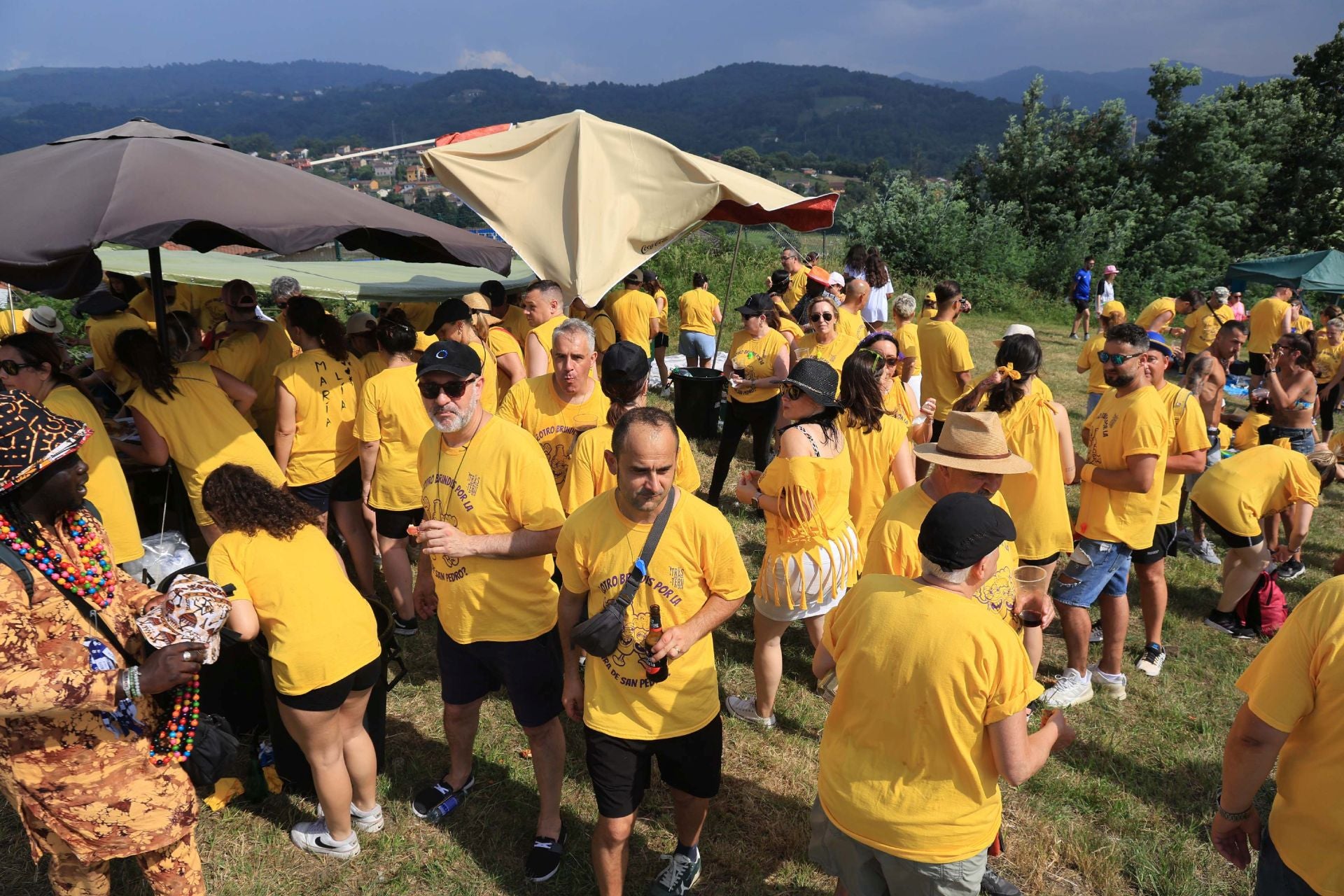 Jira y fiesta de la espuma para despedir a San Pedro en La Felguera