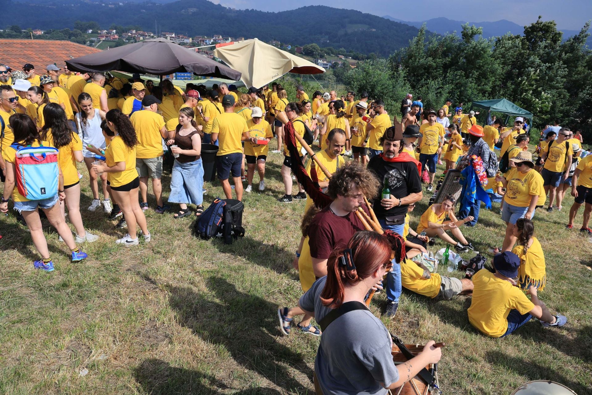 Jira y fiesta de la espuma para despedir a San Pedro en La Felguera