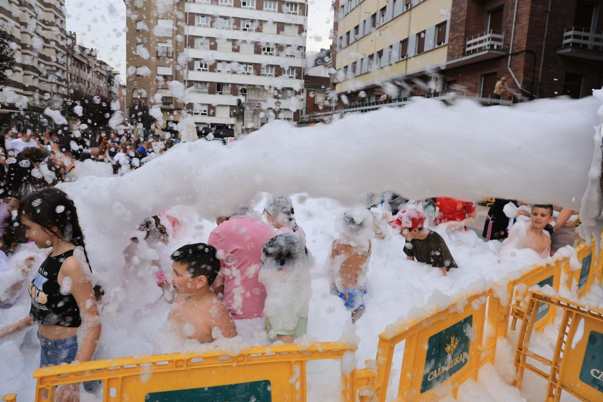 Jira y fiesta de la espuma para despedir a San Pedro en La Felguera
