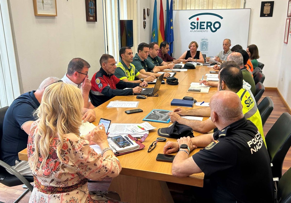 Reunion celebrada este martes para abordar la seguridad en la fiesta de El Carmín.