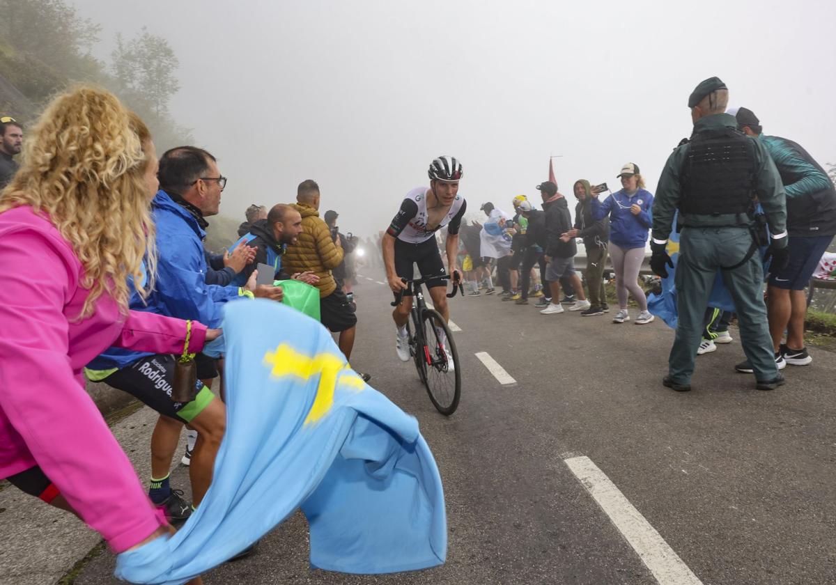 Los aficionados al ciclismo animan a los corredores en la subida al Angliru, final de la 17º etapa de La Vuelta de 2024.