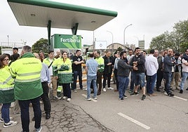 Una de las concentraciones a la puerta de Fertiberia en Trasona para pedir la retirada del ERE.