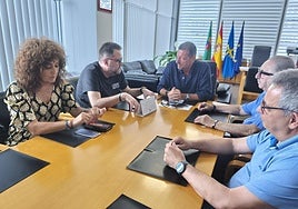 La reunión de la ejecutiva del sindicato con el alcalde de Castrillón.
