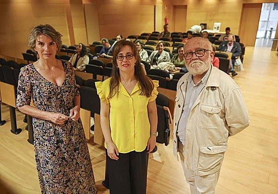 Mercedes de Soignie, Noemí Sabugal y Javier Gancedo, antes del inicio de la presentación.