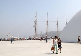 El buque-escuela de la Armada Española atracó en Avilés, junto al Centro Cultural Internacional Óscar Niemeyer, en julio de 2013. E. C.