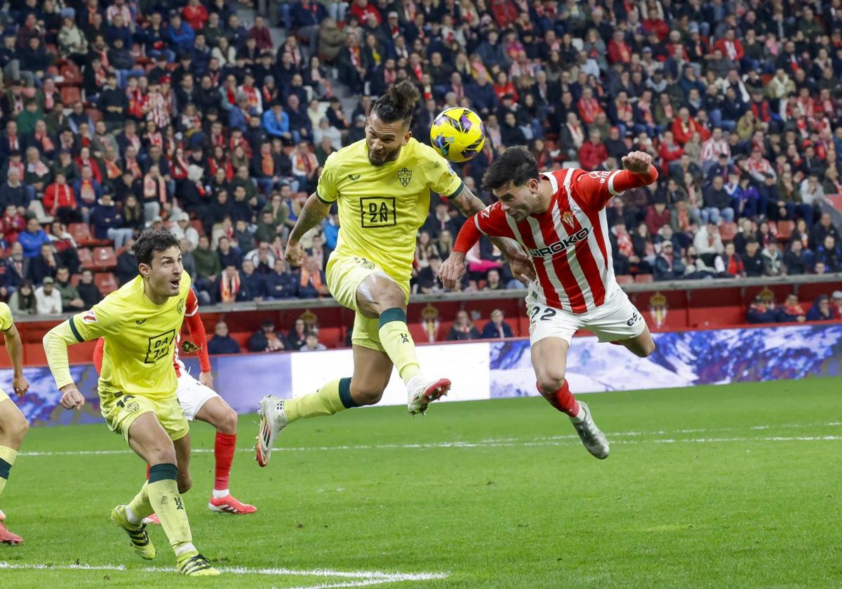 Diego Sánchez, en el partido contra el Almería, rematando de cabeza ante Luis Suárez.