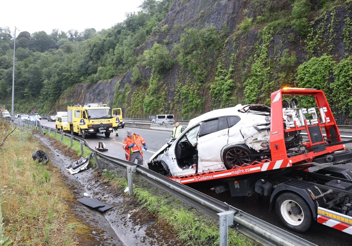 Coche accidentado en la A-66, en las inmediaciones de Olloniego, Ribera de Arriba