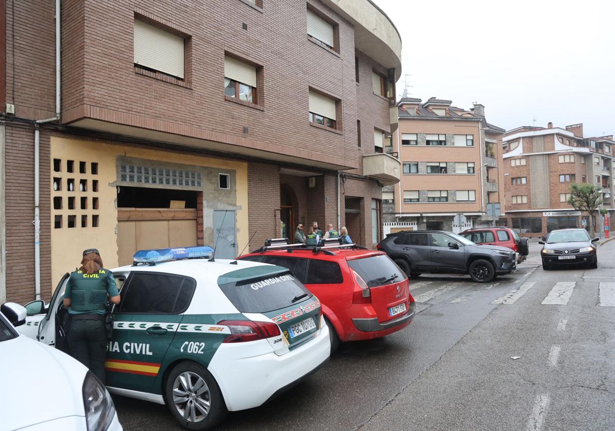 La Guarcia Civil a las puertas del domicilio de Pola de Laviana donde se produjo el asesinato.