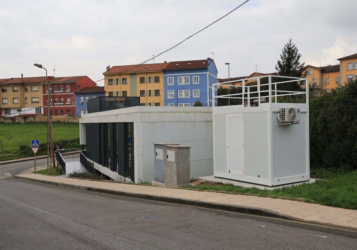 La nueva estación para medir la calidad del aire en el barrio de Jardín de Cantos, en Avilés.