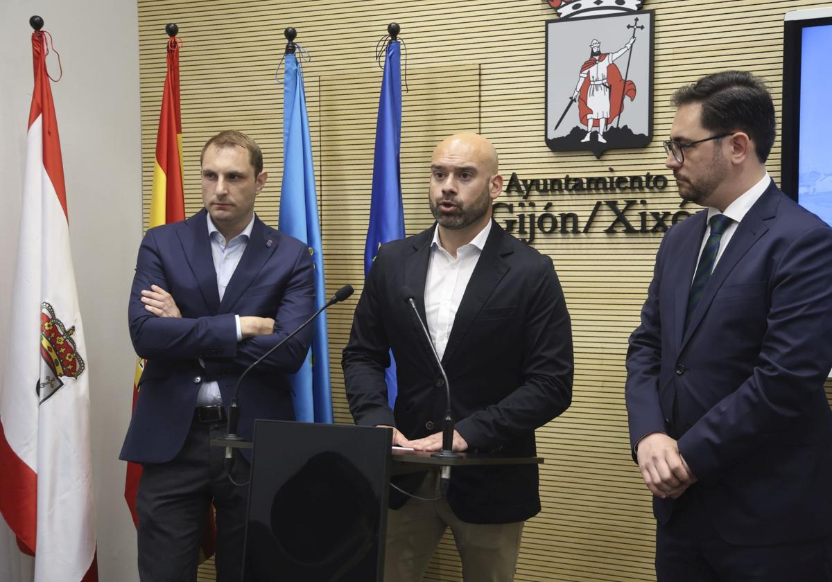 Adrián Pumares, Jesús Martínez Salvador y Jaime Fernández-Paíno, el 17 de junio, cuando pidieron por primera vez la dimisión o el cese de Nieves Roqueñí como presidenta del Puerto de Gijón.