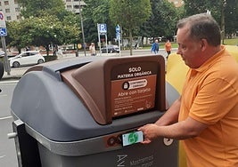 El concejal Pelayo García muestra como se utiliza la aplicación Komtainer.