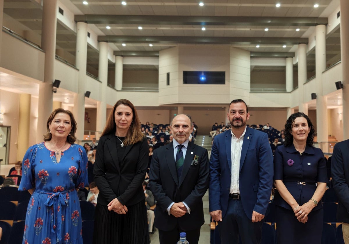 María Mercedes Fernández Arévalo, Cristina González Morán, Ignacio Villaverde, Manuel Ángel Álvarez, Irene Díaz y Ángel Martín, en el campus de Mieres.