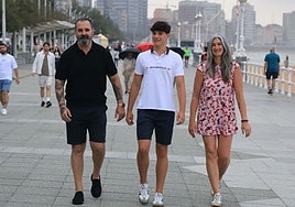 Jorge Luis Vázquez, Yoel Vázquez y Rocío Garrido, en el paseo del Muro de Gijón.