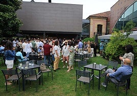 Los muchos asistentes probaron y disfrutaron de la completa oferta de bebidas espirituosas.