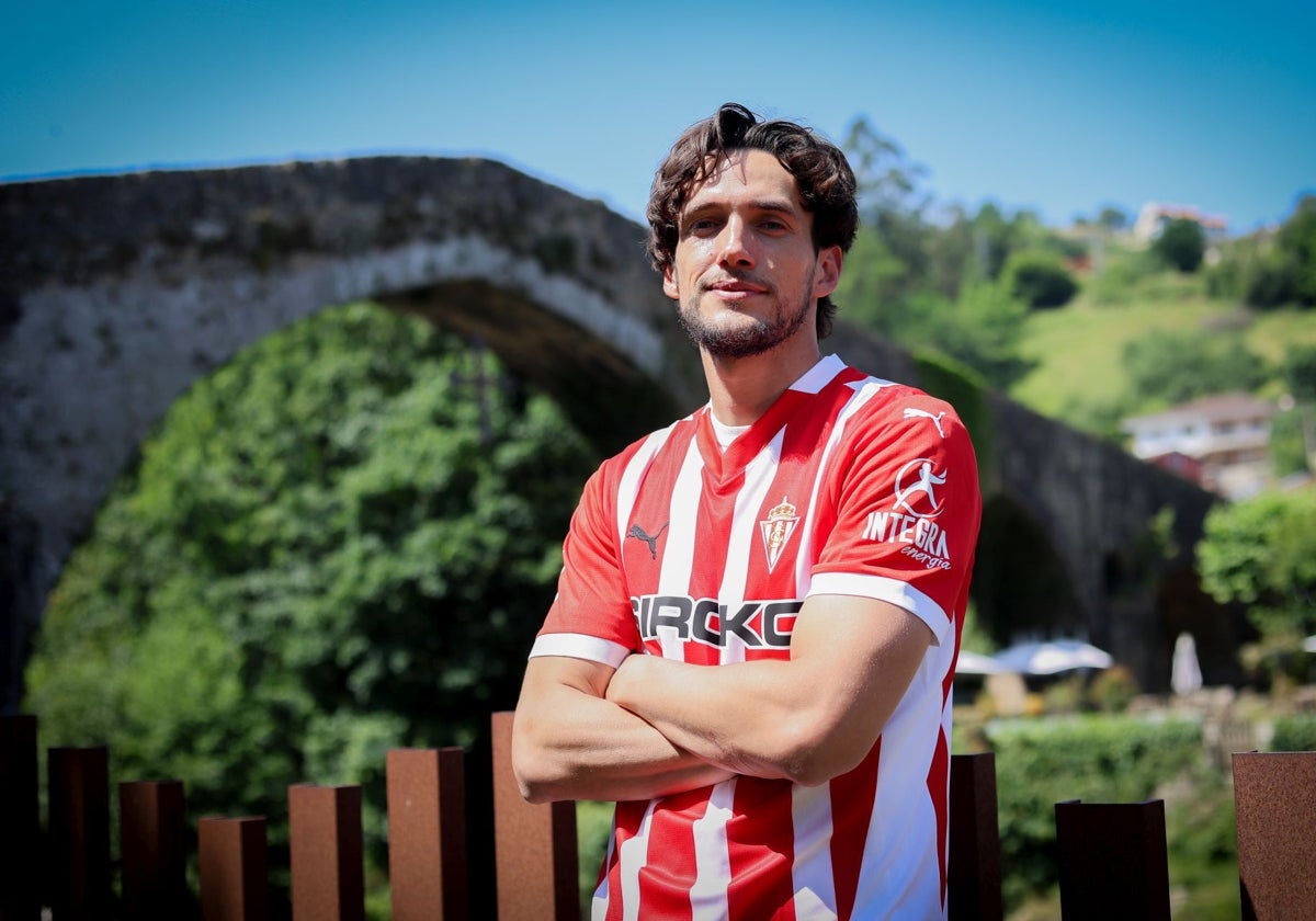 Corredera, con la camiseta del Sporting, delante del Puente Romano de Cangas de Onís.