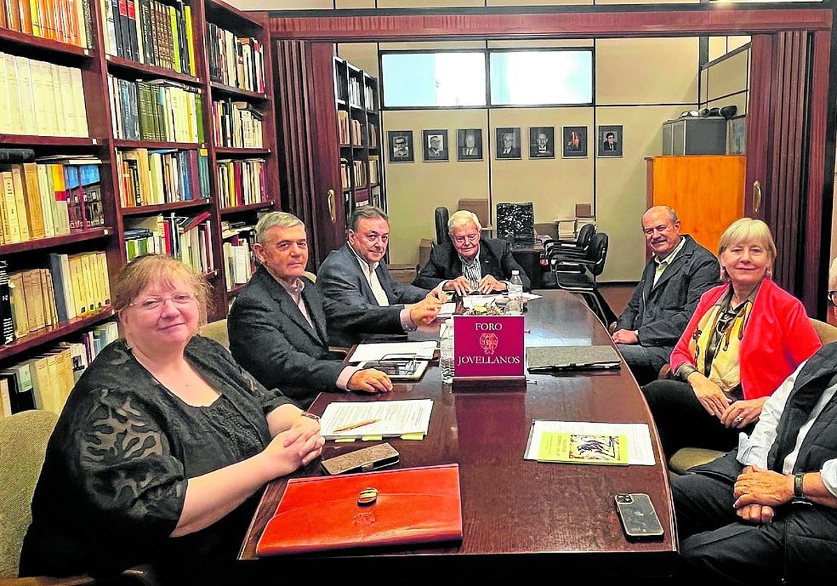 El jurado del Foro Jovellanos: María José Álvarez Faedo, Silverio Sánchez Corredera, Orlando Moratinos, Ignacio García-Arango, Ramón María Alvargonzález, Lioba Simon Schuhmacher y Avelino Acero.