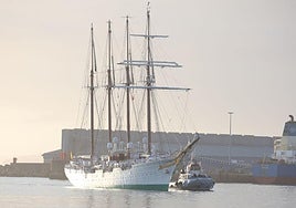 El 'Juan Sebastián de Elcano' a su llegada a Gijón.
