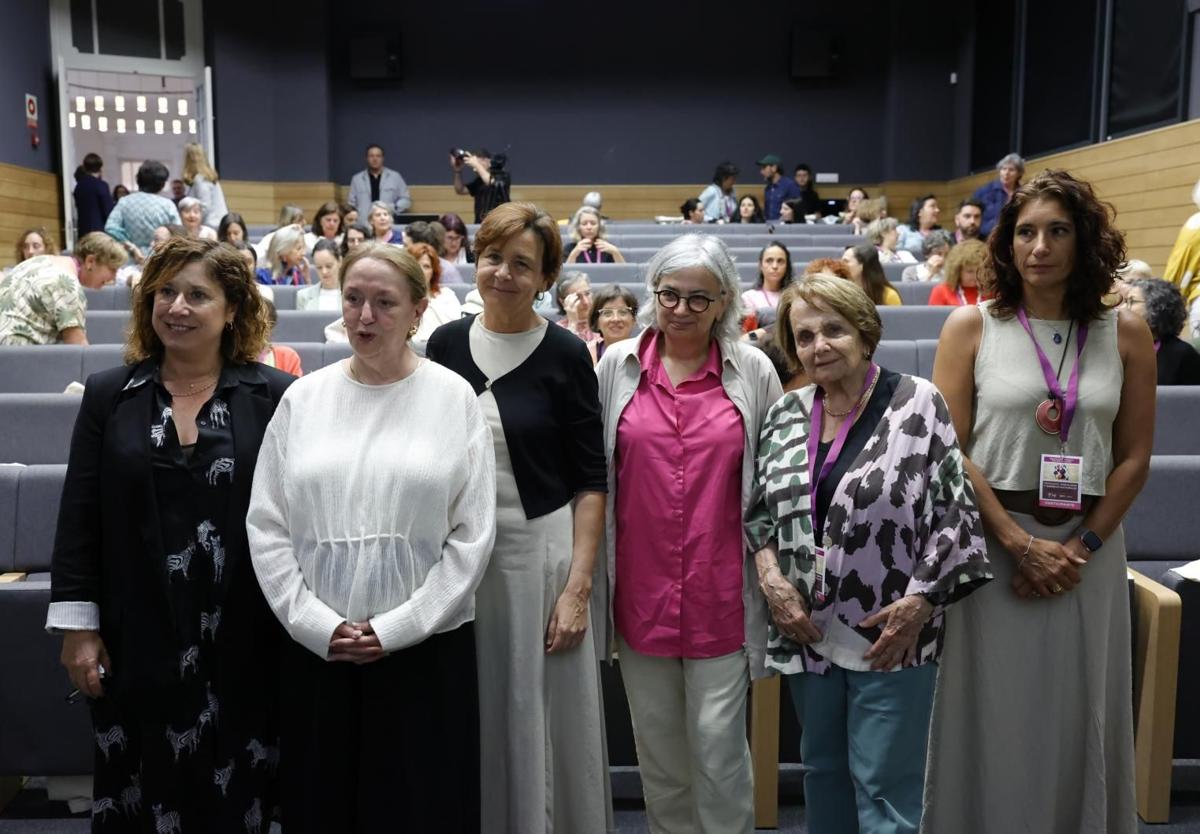 La concejala del PSOE Carmen Eva Pérez, la filósofa y feminista Amelia Valcárcel, la alcaldesa Carmen Moriyón, las exalcaldesas Ana González y Paz Fernández-Felgueroso, y la concejala de Seguridad Ciudadana, Nuria Bravo, en la Escuela Feminista Rosario de Acuña.