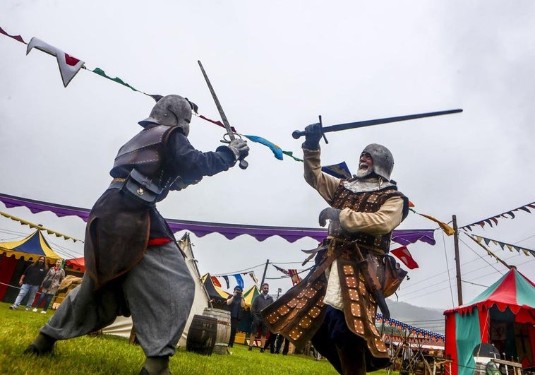 Exhibición de combate medieval en la fiesta de Los Exconxuraos de 2024.